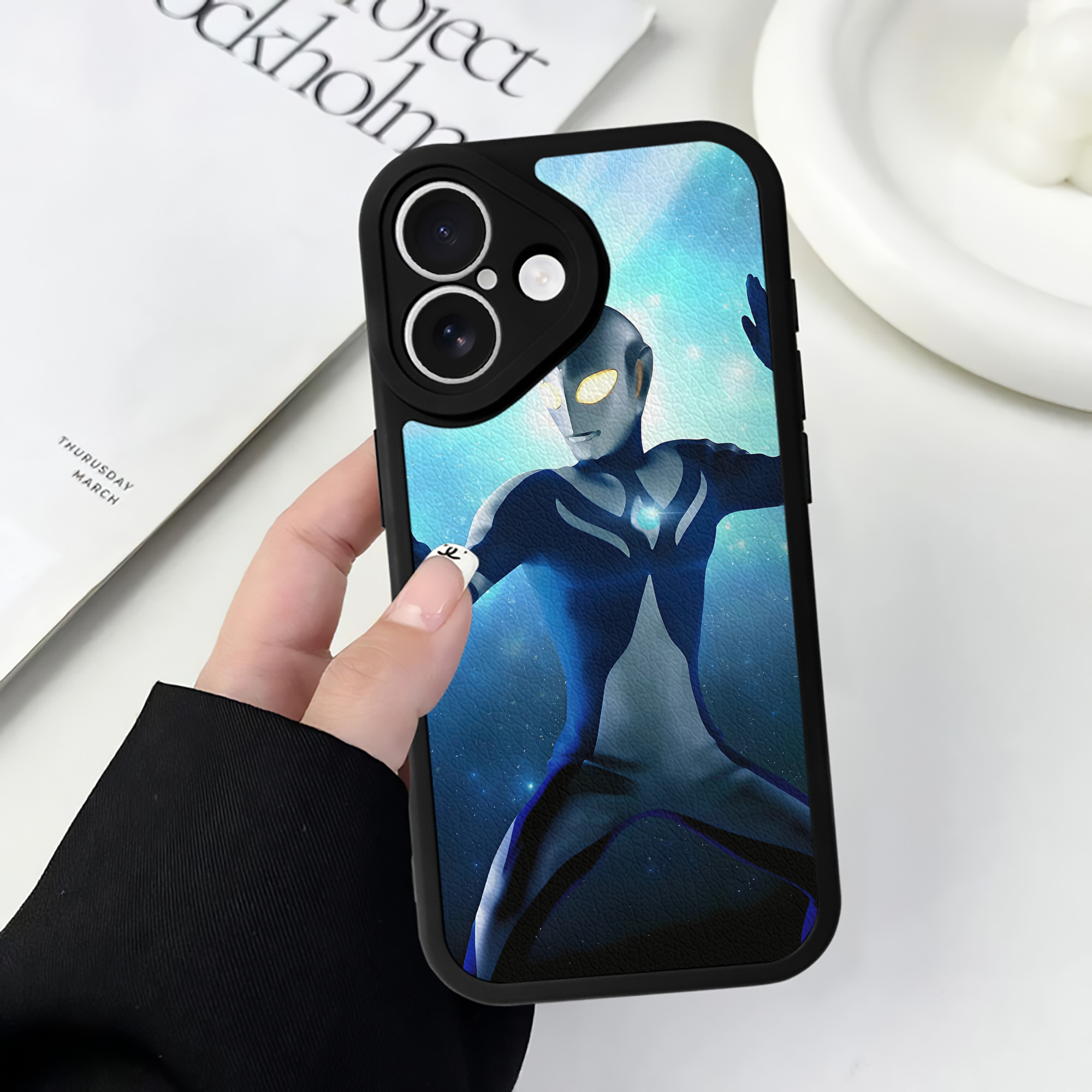 （画像用） ウルトラマン Ultraman 【iPhone 16シリーズ対応】シリコンスマホケース（レザー調） 材質：シリコン